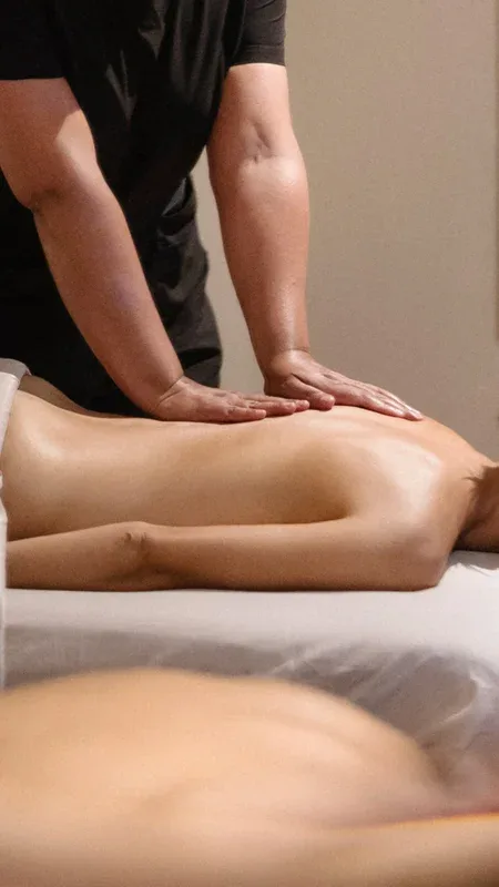 Terapeuta dando un masaje de espalda — Línea Nurture de The Voyage Within
