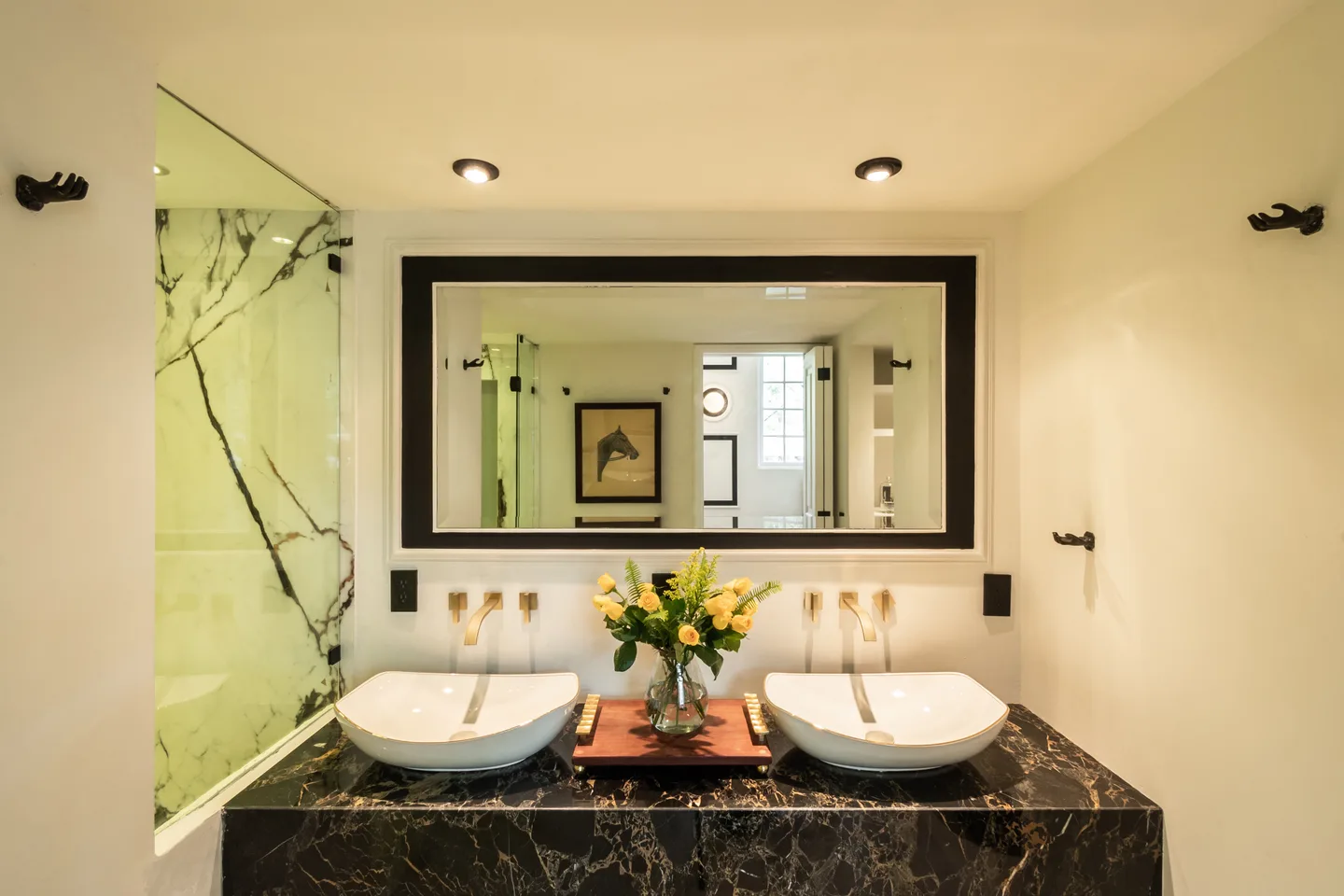 Bathroom with double vessel basins on a marble vanity — Cilene Suite, La Valise Mexico City
