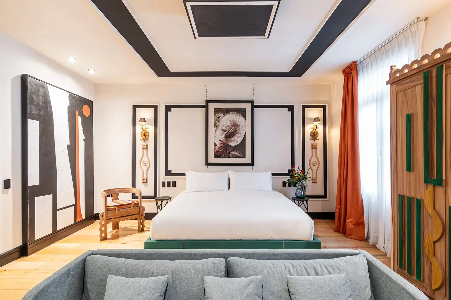 Elegant luxury suite featuring a king-size bed and artistic decor at La Valise Mexico City hotel, a boutique stay in Mexico City.