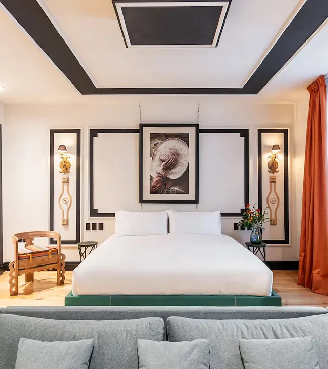 Elegant luxury suite featuring a king-size bed and artistic decor at La Valise Mexico City hotel, a boutique stay in Mexico City.